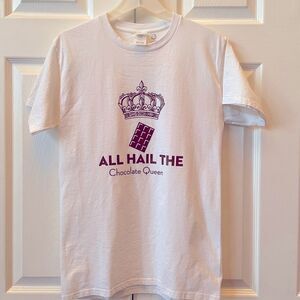 WHITE SHORT SLEEVE CUSTOM INK T-SHIRT “ALL HAIL THE CHOCOLATE QUEEN” in BROWN S
